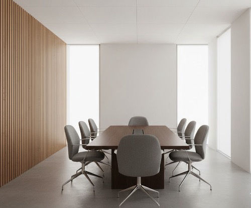 Una sala de juntas moderna con una mesa para reuniones en la pared se ve un revestimiento de madera y el cielo raso de color blanco acústico | Innova Cladding Colombia cielo raso y revestimientos arquitectónicos
