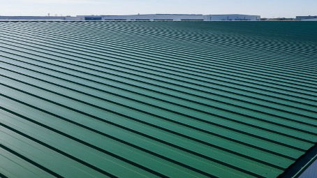 la cubierta de techo de una bodega industrial con tejas metálicas de color verde | Innova Cladding Colombia envolventes para construcción 